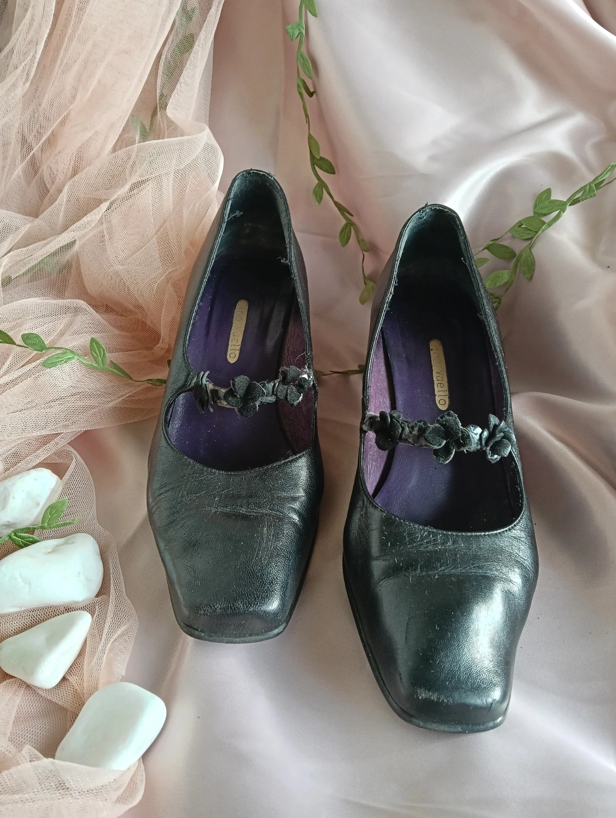 Vintage Gino Vaello black leather Mary Jane heels with floral details size 36 – Vintage Dressing – taille 36 4