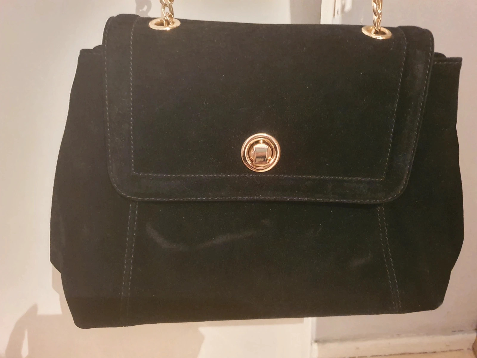 Sac avec chaîne en or