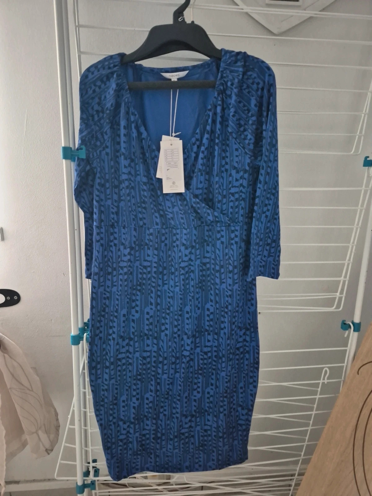 Robe imprimée bleue et noire à col en V - Neuf avec étiquette