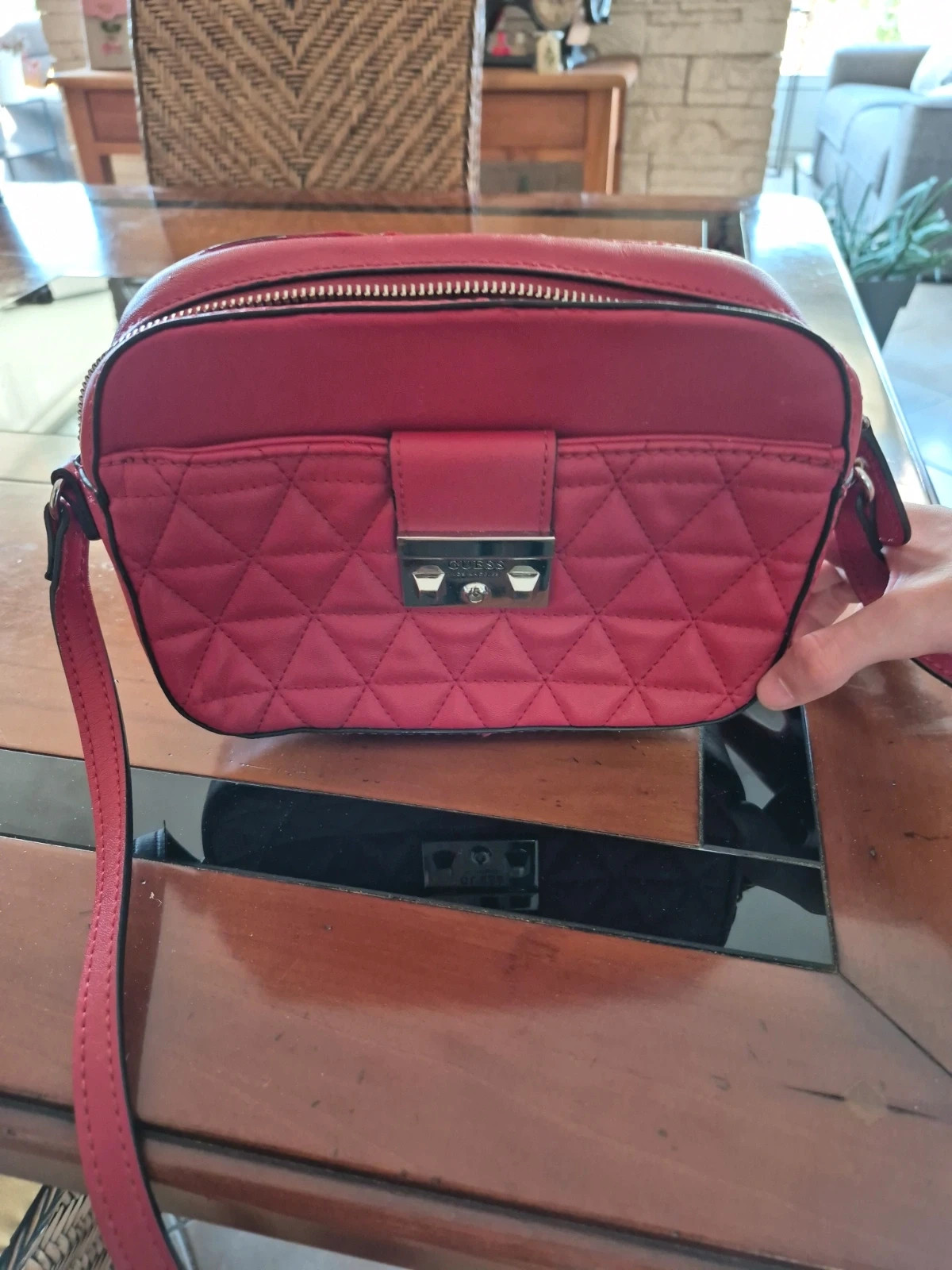 Sac bandoulière GUESS rouge matelassé