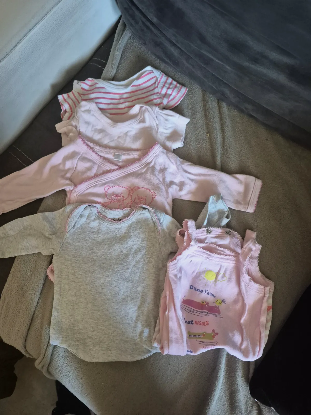 Lot de bodys bébé fille roses et gris Kiabi – Kiabi – taille 3 mois 2