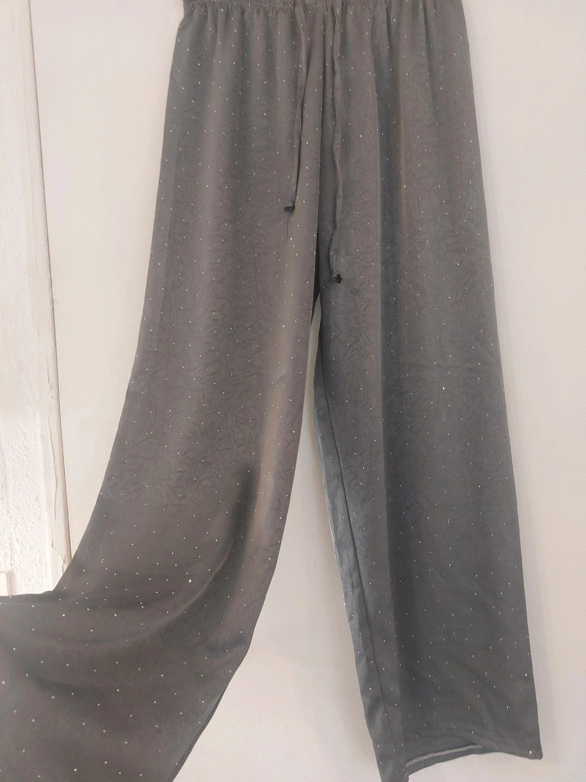 Pantalon palazzo gris avec strass