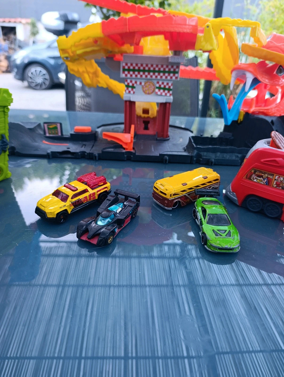 Hot wheels Grand circuit / garage avec serpent et 4 voitures – Hot Wheels – taille Taille unique 5
