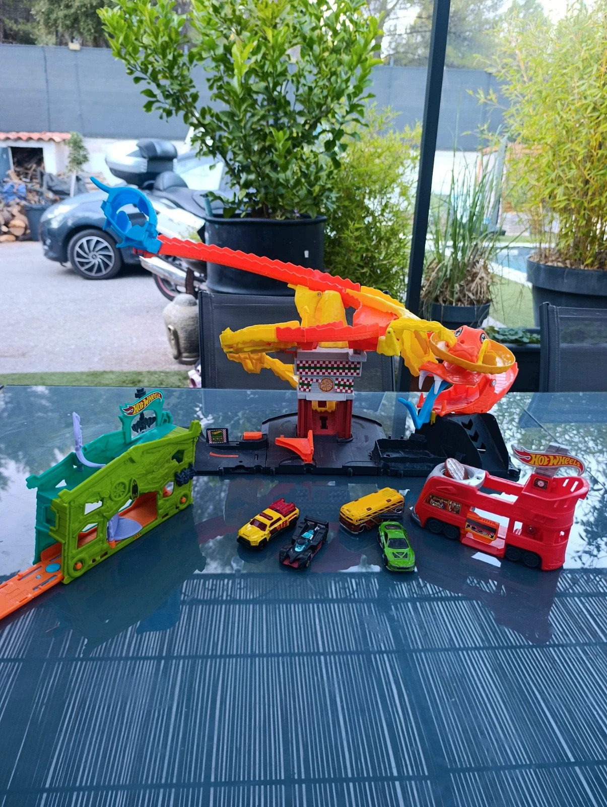 Hot wheels Grand circuit / garage avec serpent et 4 voitures