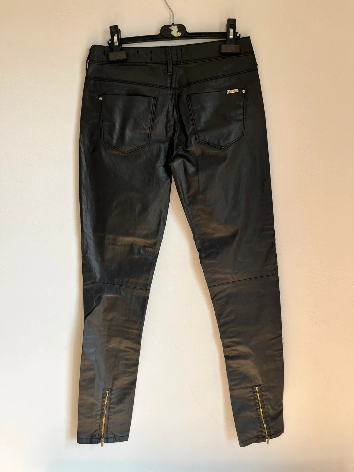 Pantalón Bershka skinny encerado negro talla 36 – Bershka – taille S / 36 / 8 3