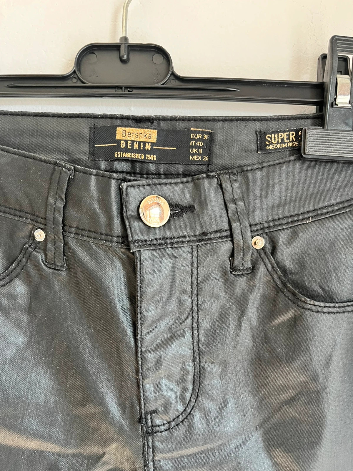 Pantalón Bershka skinny encerado negro talla 36 – Bershka – taille S / 36 / 8 2
