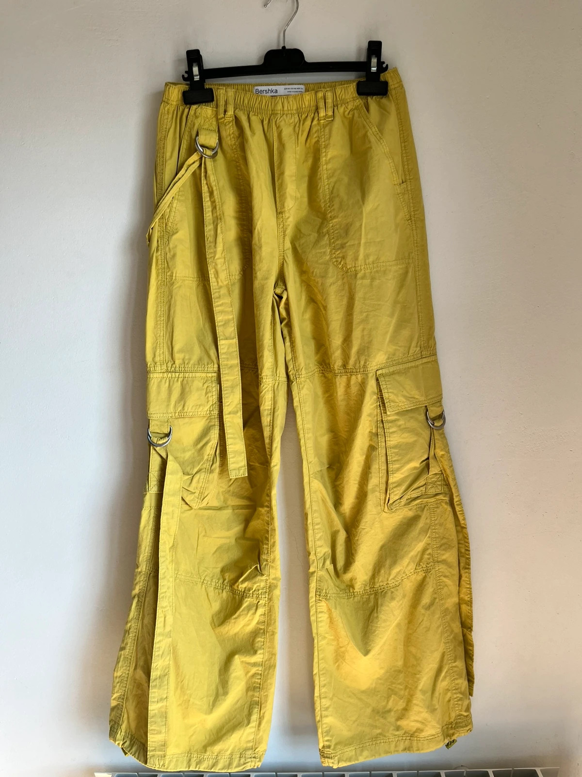 Pantalón cargo parachute Bershka amarillo lima talla XS – Bershka – taille XS / 34 / 6