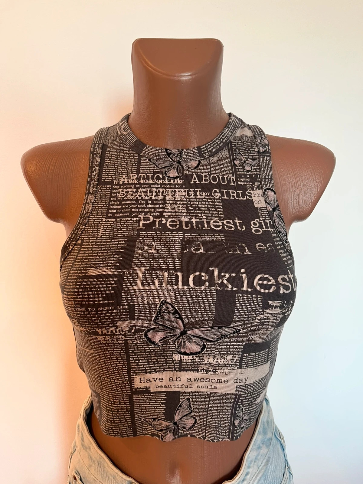 Top crop New Yorker estampado periódico mariposas Y2K talla S