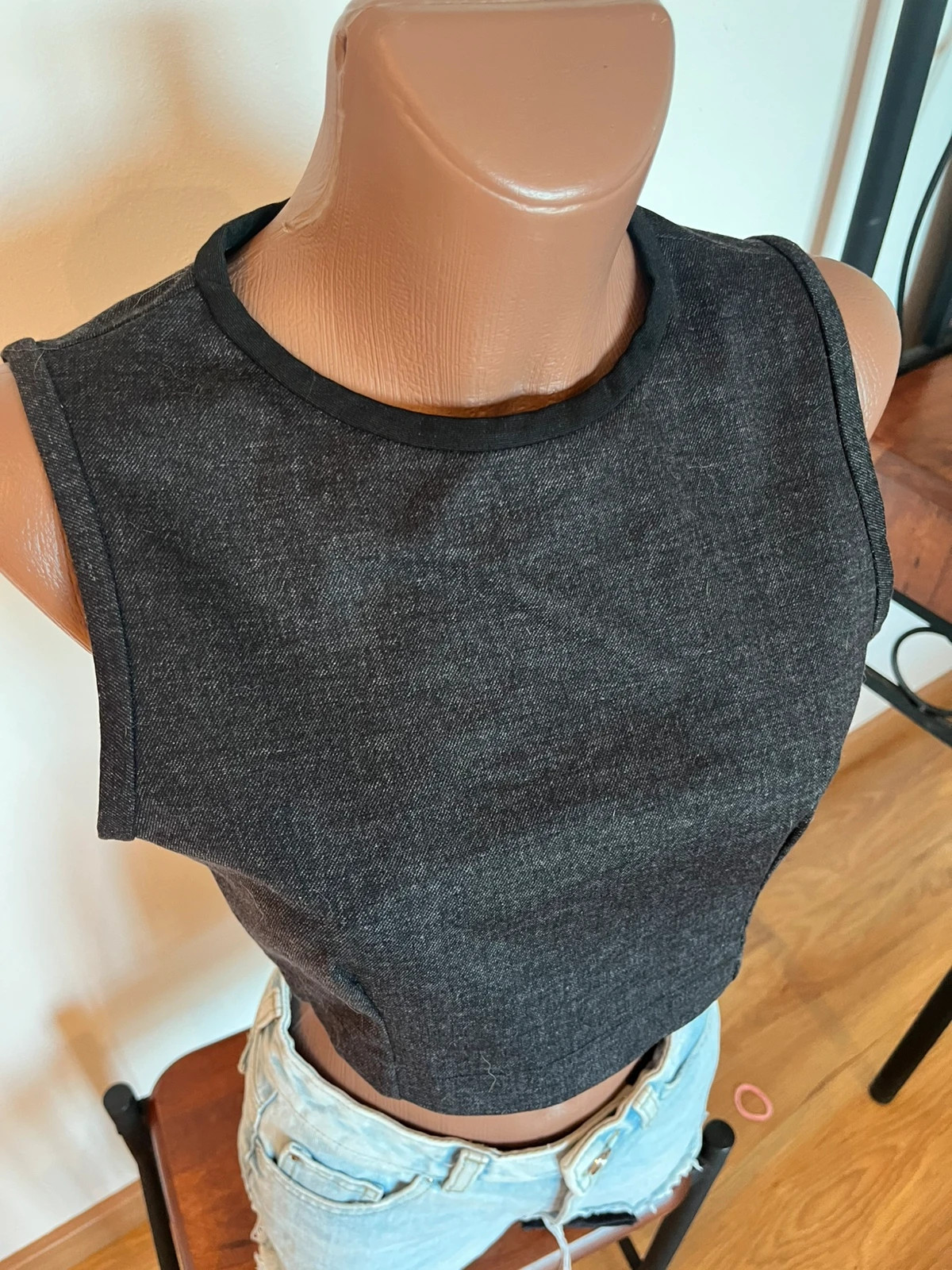 Top crop estructurado Stradivarius gris antracita con cremallera trasera – Stradivarius – taille M / 38 / 10 2