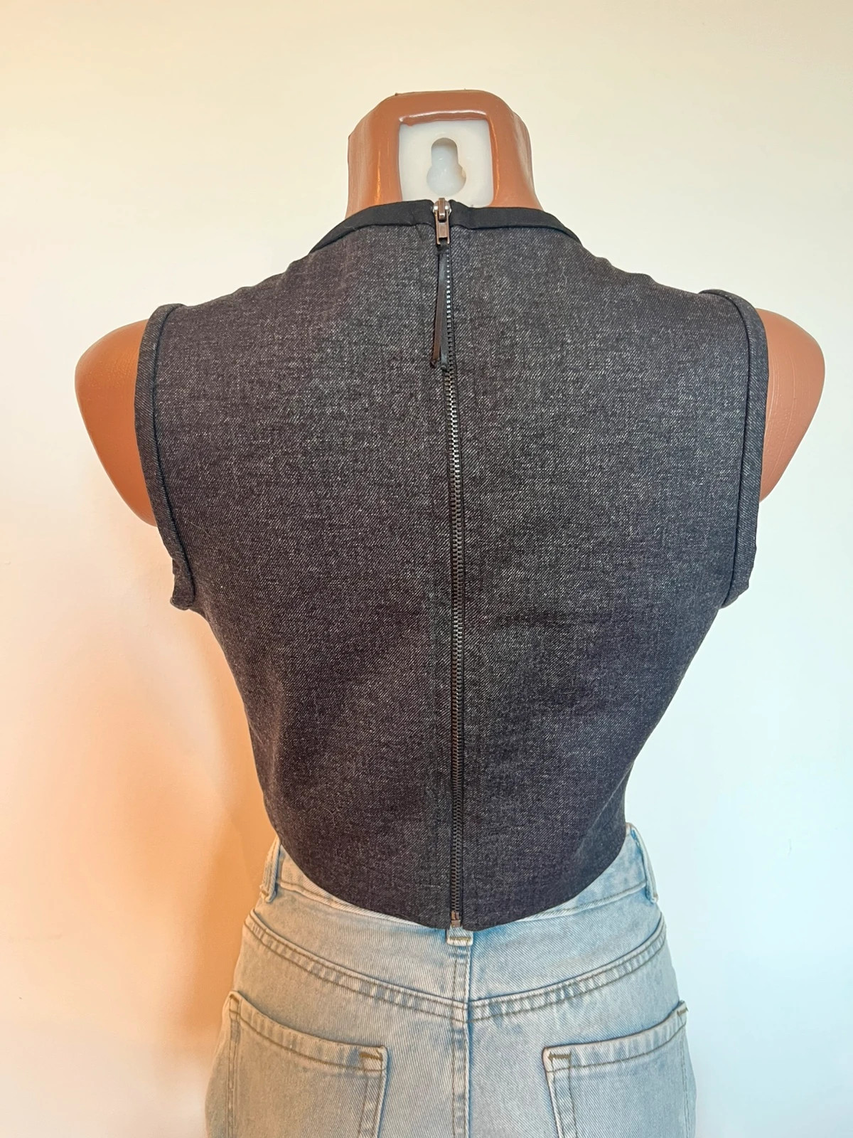 Top crop estructurado Stradivarius gris antracita con cremallera trasera – Stradivarius – taille M / 38 / 10 4