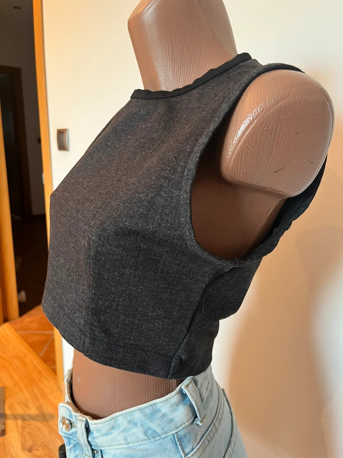 Top crop estructurado Stradivarius gris antracita con cremallera trasera – Stradivarius – taille M / 38 / 10 3