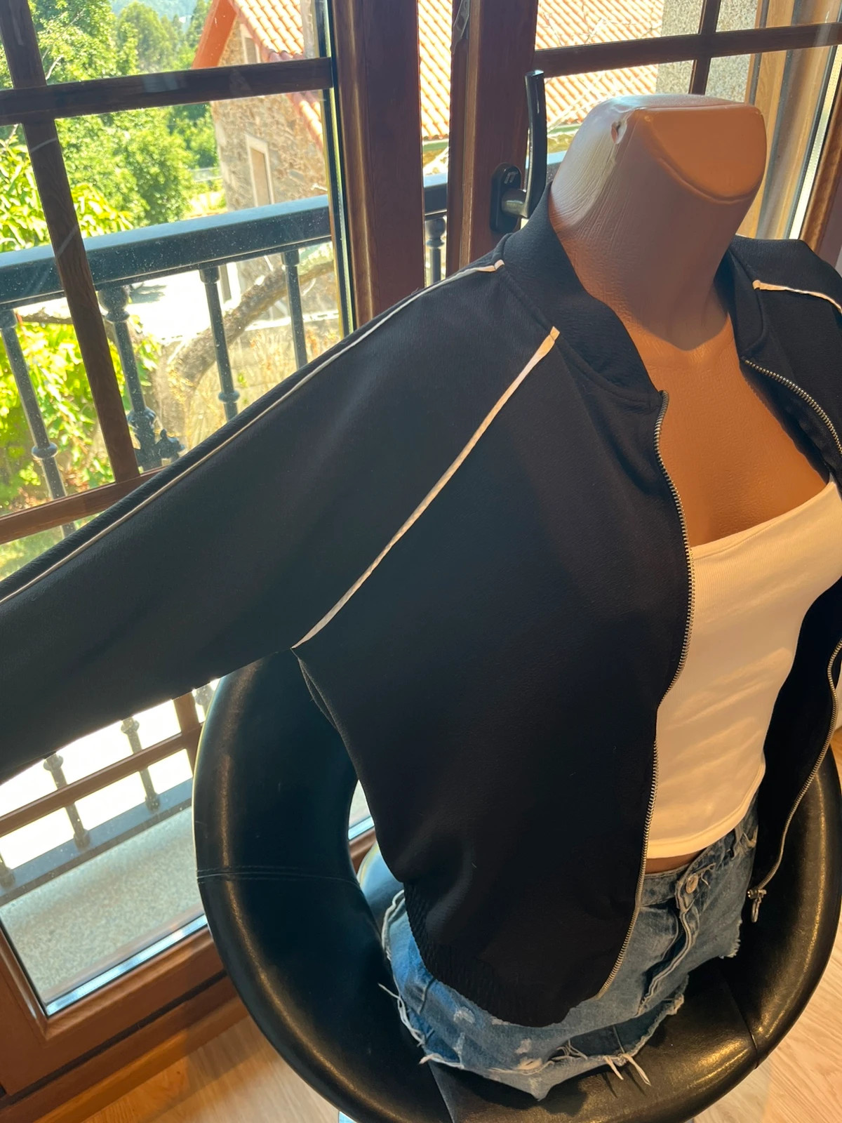 Chaqueta bomber negra con ribetes blancos talla M – Lefties – taille M / 38 / 10 3
