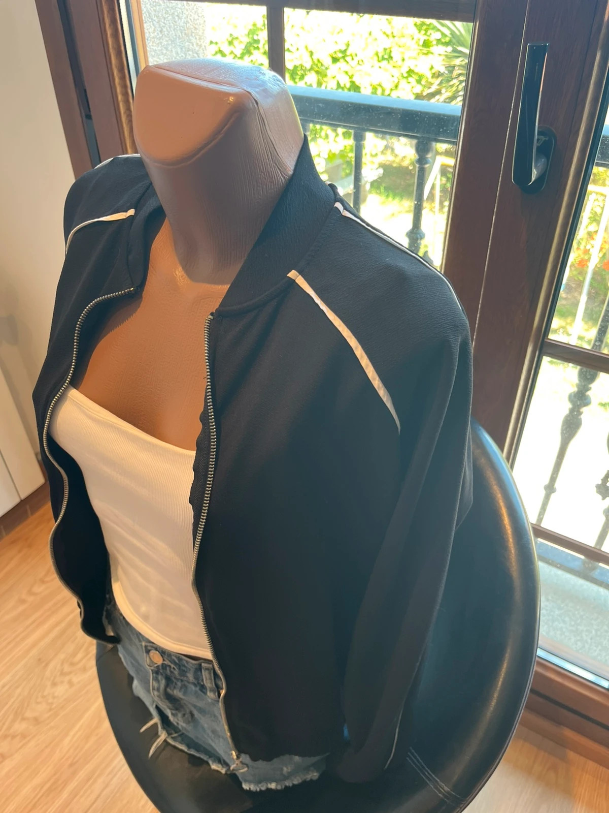 Chaqueta bomber negra con ribetes blancos talla M – Lefties – taille M / 38 / 10 2