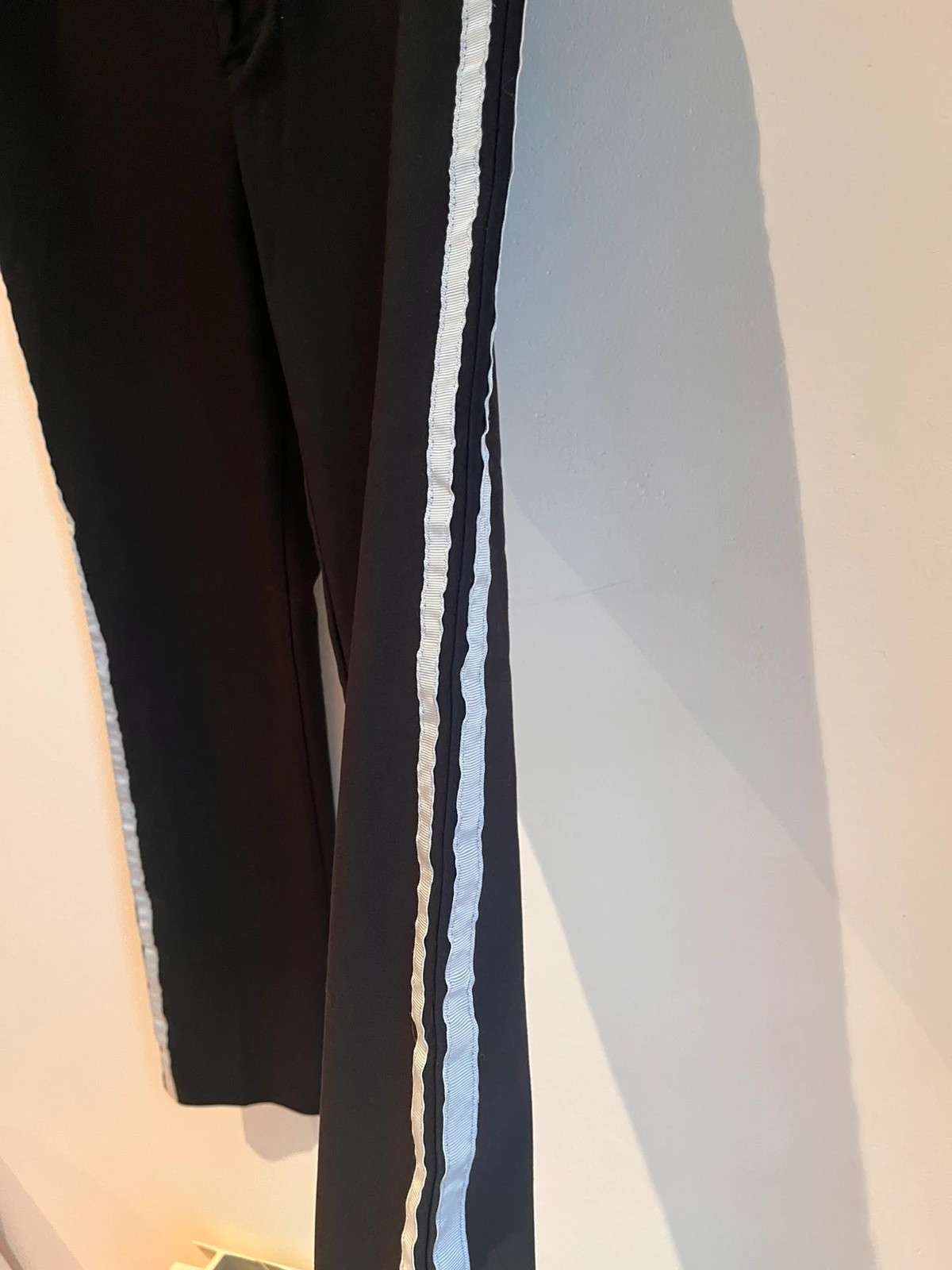 Pantalón negro Stradivarius con banda lateral blanca Talla 38 – Stradivarius – taille M / 38 / 10 2