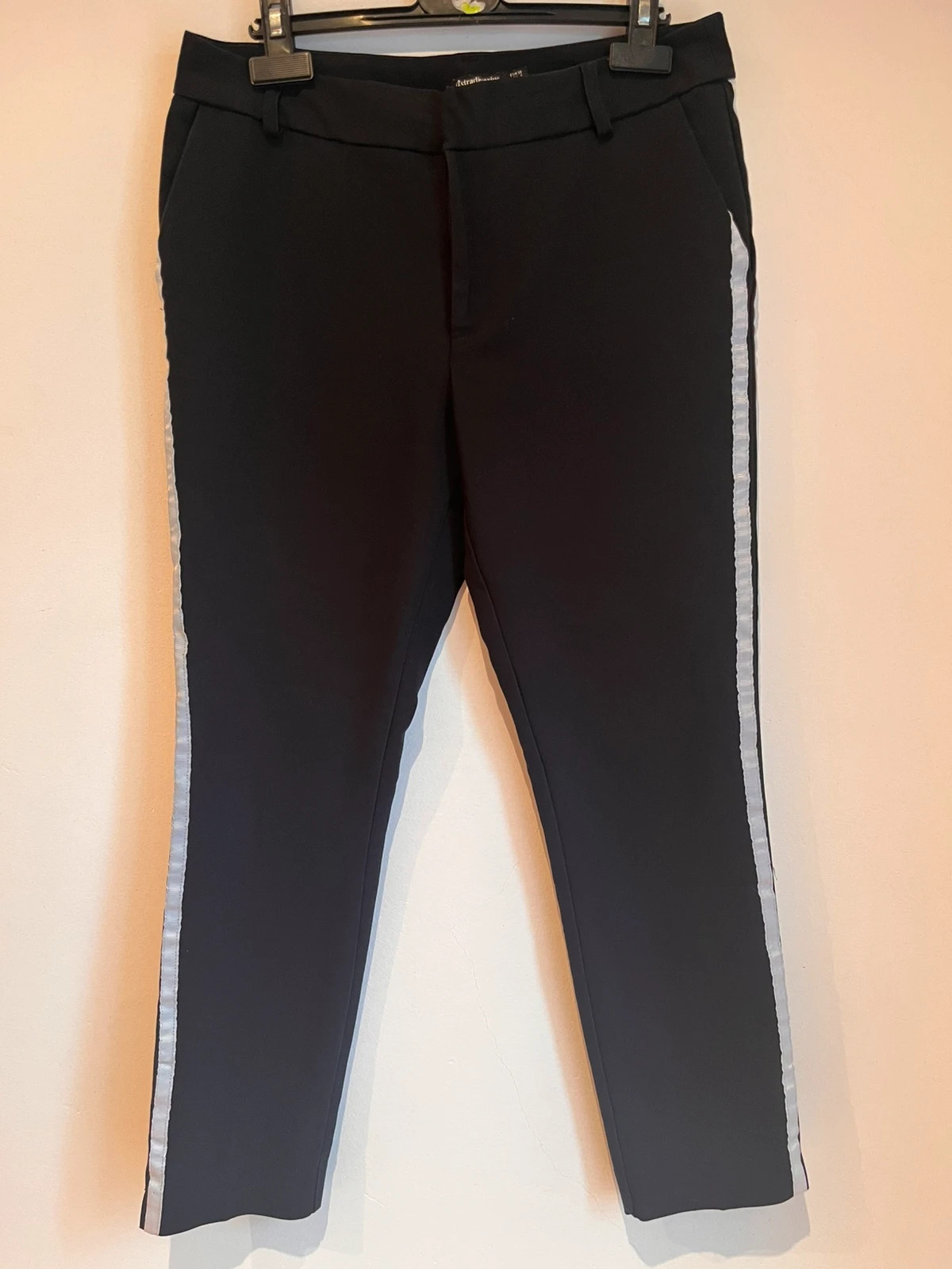Pantalón negro Stradivarius con banda lateral blanca Talla 38