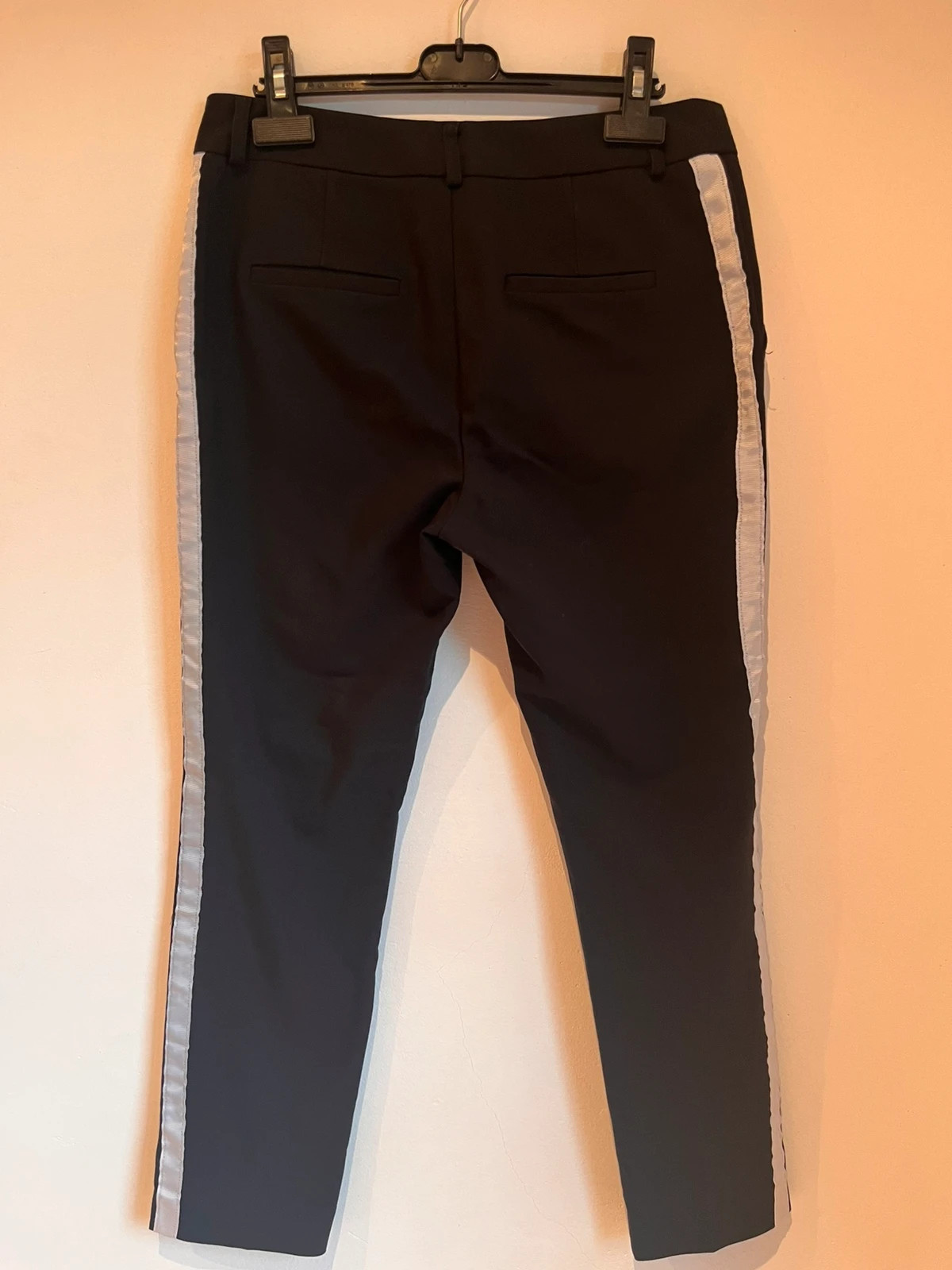 Pantalón negro Stradivarius con banda lateral blanca Talla 38 – Stradivarius – taille M / 38 / 10 3