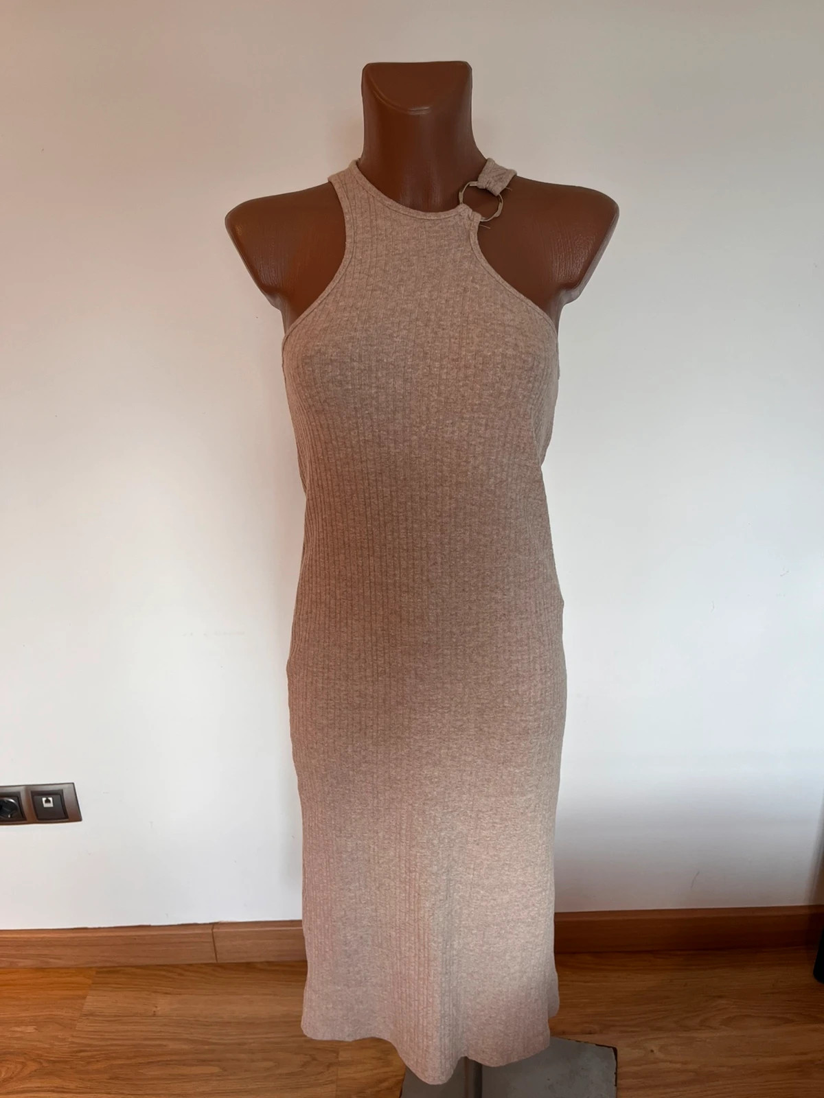 Vestido midi de punto canalé beige con detalle de aro – Stradivarius – Talla S