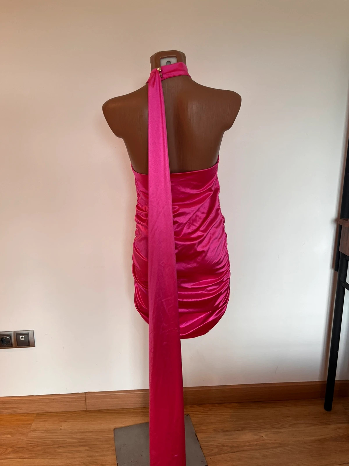 Vestido fucsia efecto satén drapeado con cuello halter · Talla S/M – Oh Juliette – taille S 4
