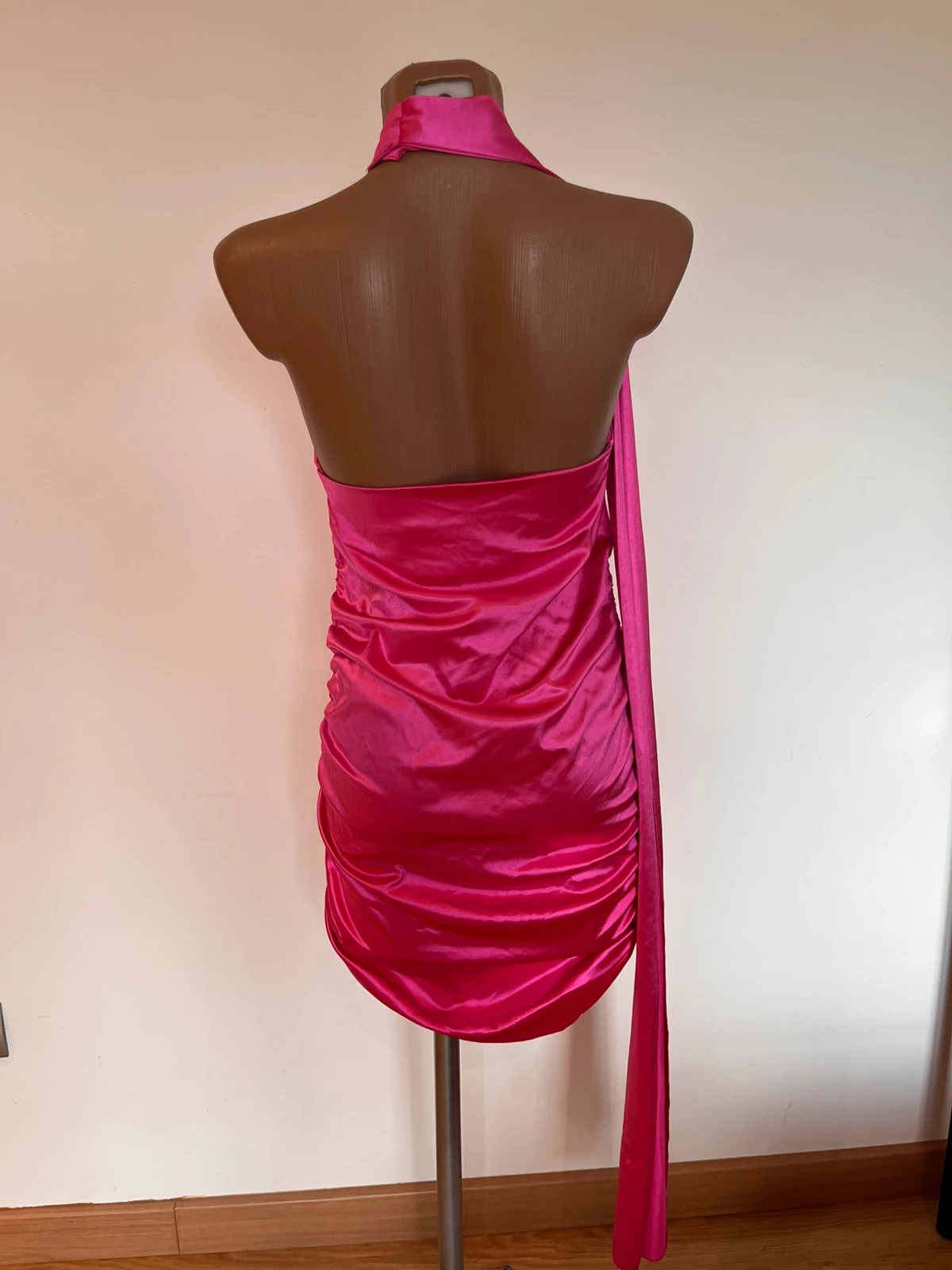 Vestido fucsia efecto satén drapeado con cuello halter · Talla S/M – Oh Juliette – taille S 5