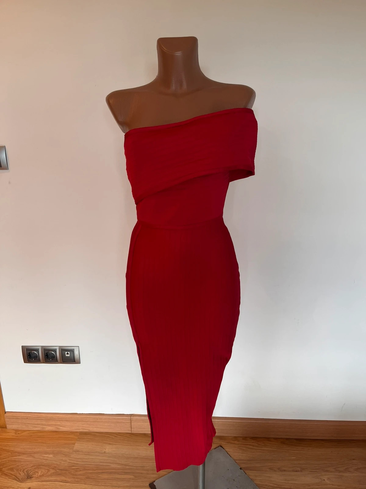 Vestido midi bandage rojo hombros descubiertos Missguided - Talla 36.