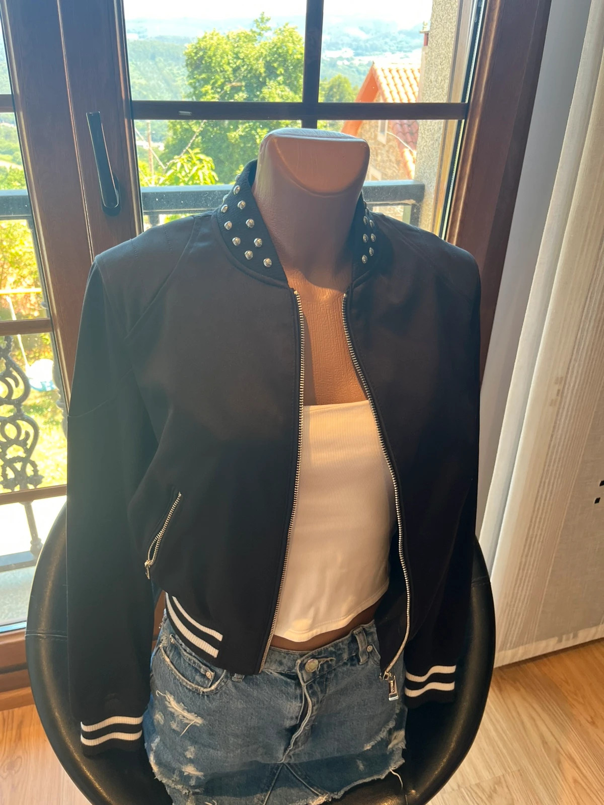 Bomber Guess negra con tachuelas y cremalleras – Talla S – GUESS – taille S / 36 / 8 3