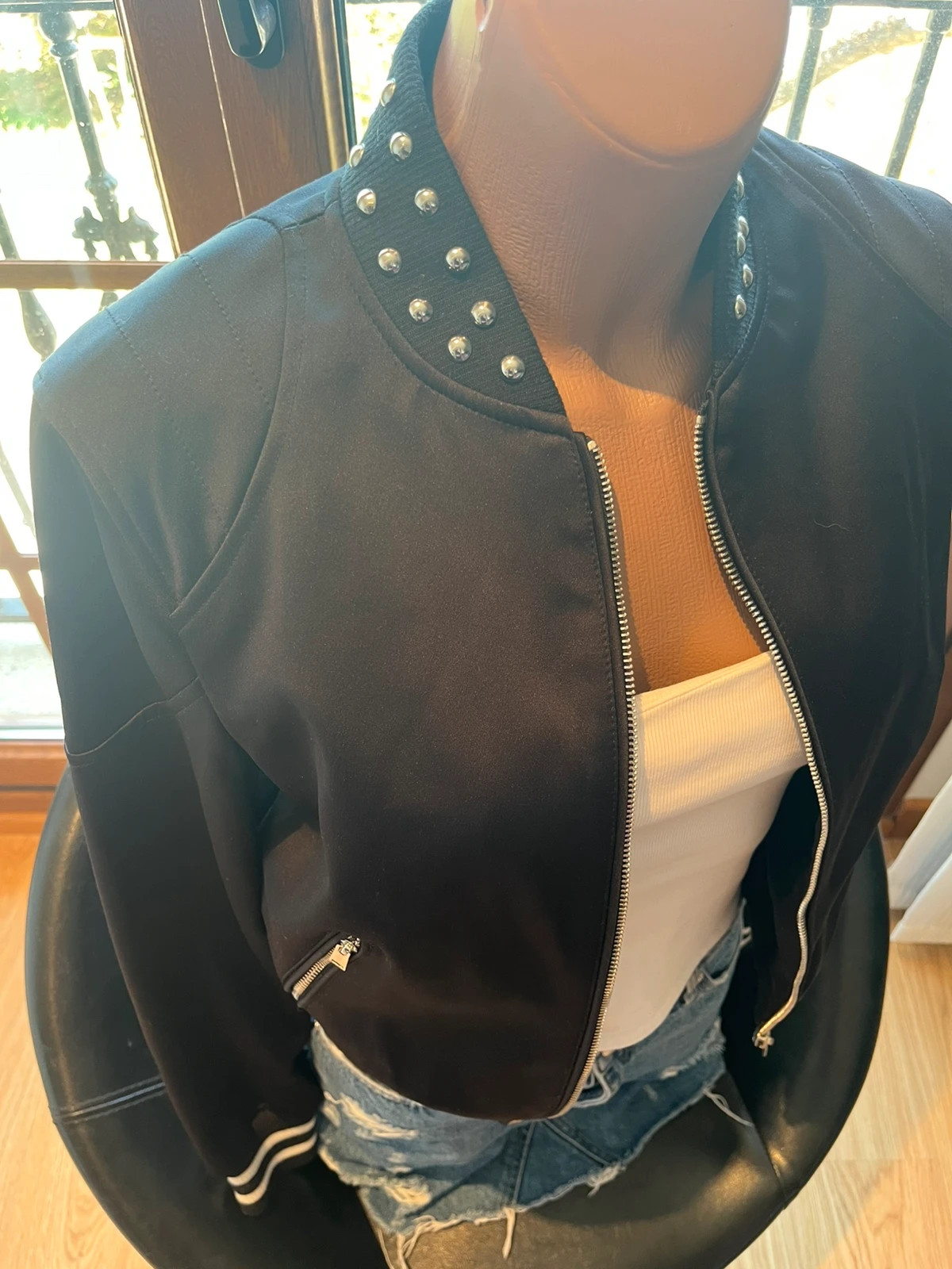Bomber Guess negra con tachuelas y cremalleras – Talla S – GUESS – taille S / 36 / 8 4