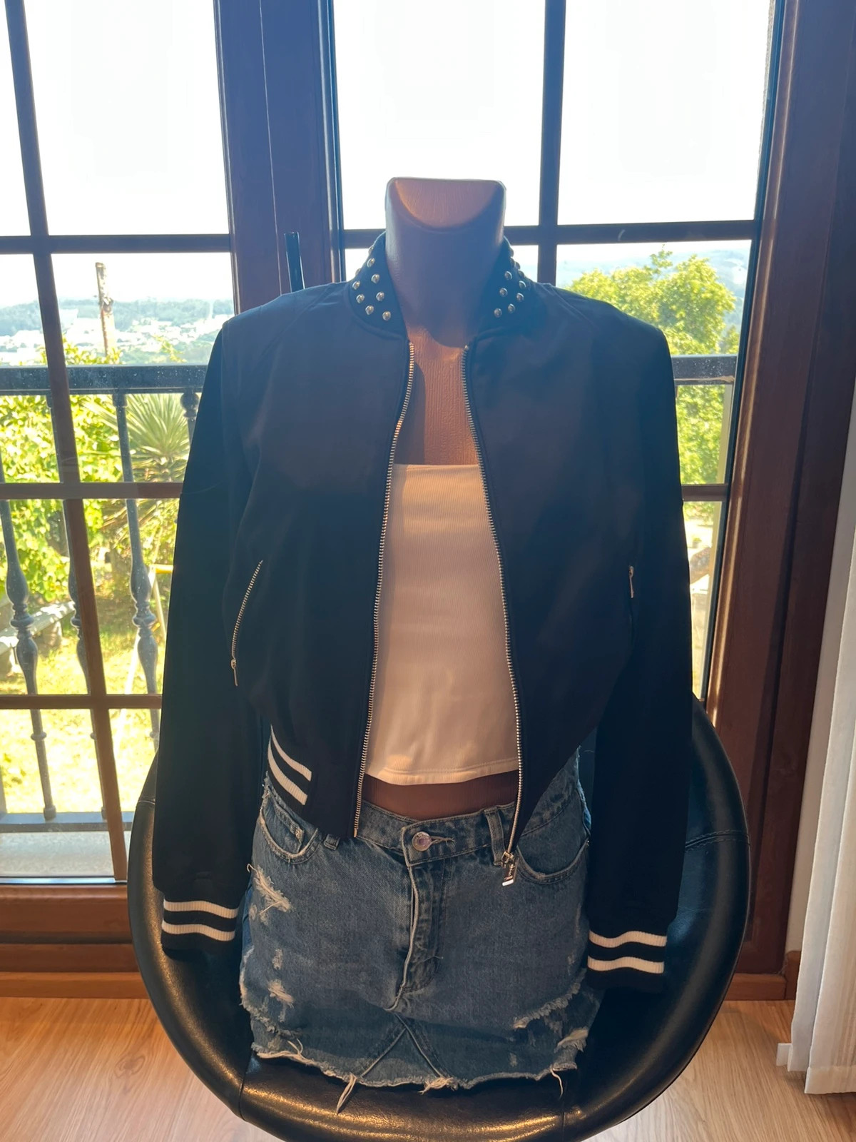 Bomber Guess negra con tachuelas y cremalleras – Talla S – GUESS – taille S / 36 / 8