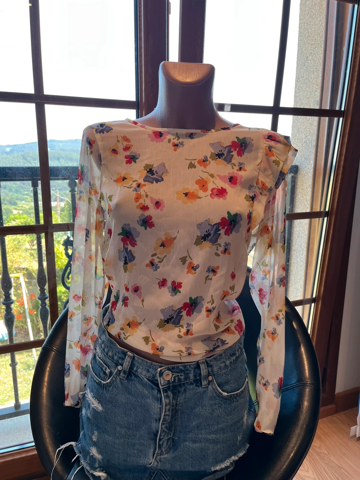 Blusa floral Zara Woman semitransparente con volante – Talla M – Zara – taille M