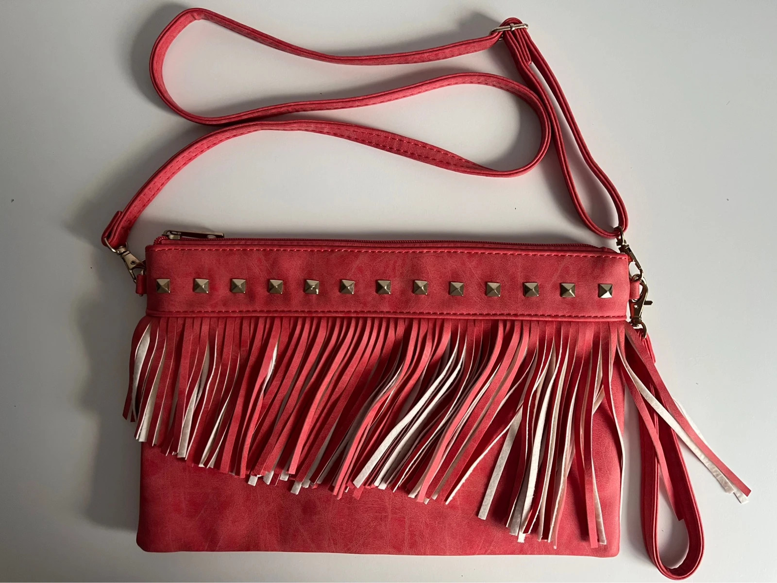 Bolso rosa coral con flecos y tachas 3