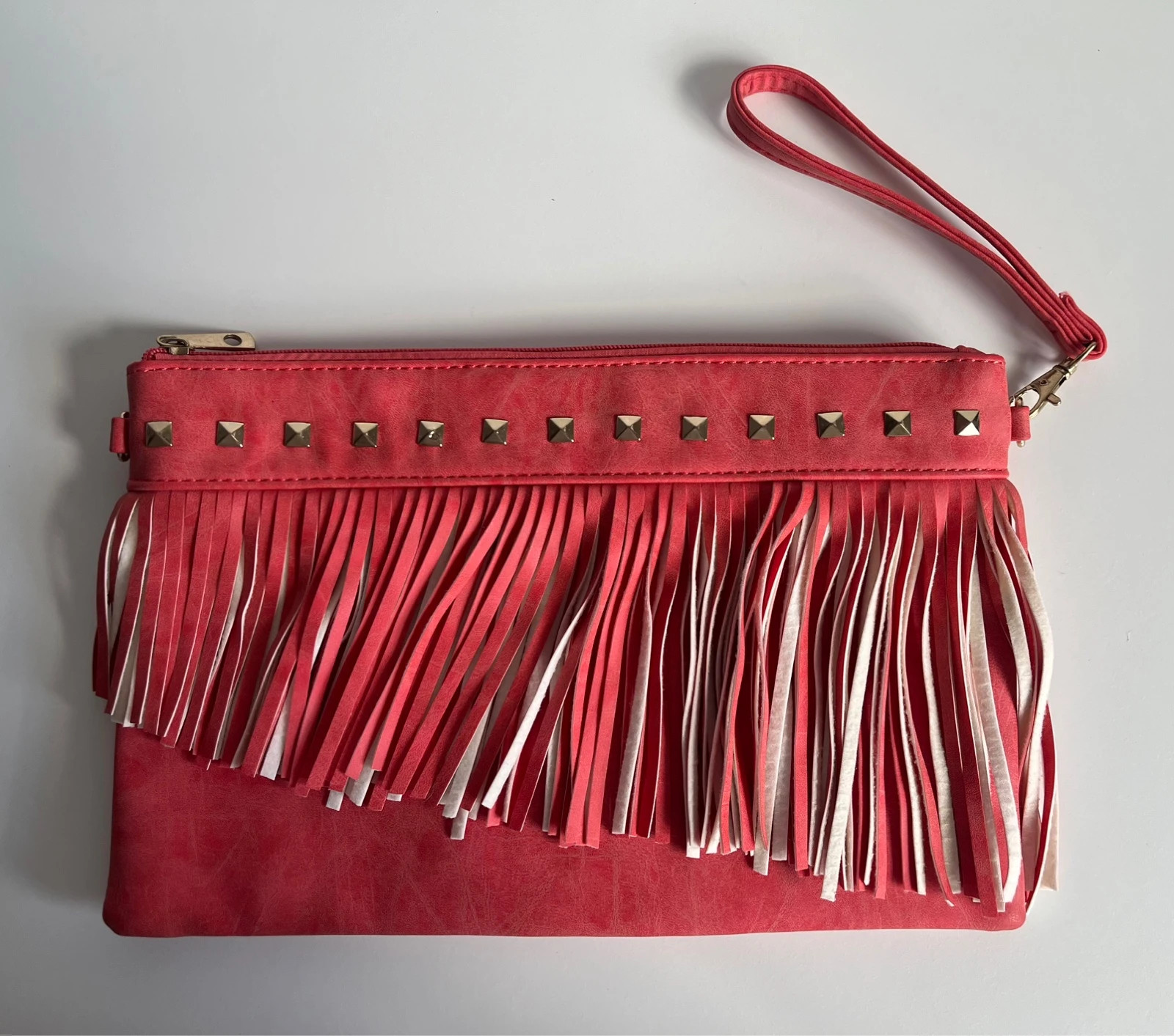 Bolso rosa coral con flecos y tachas