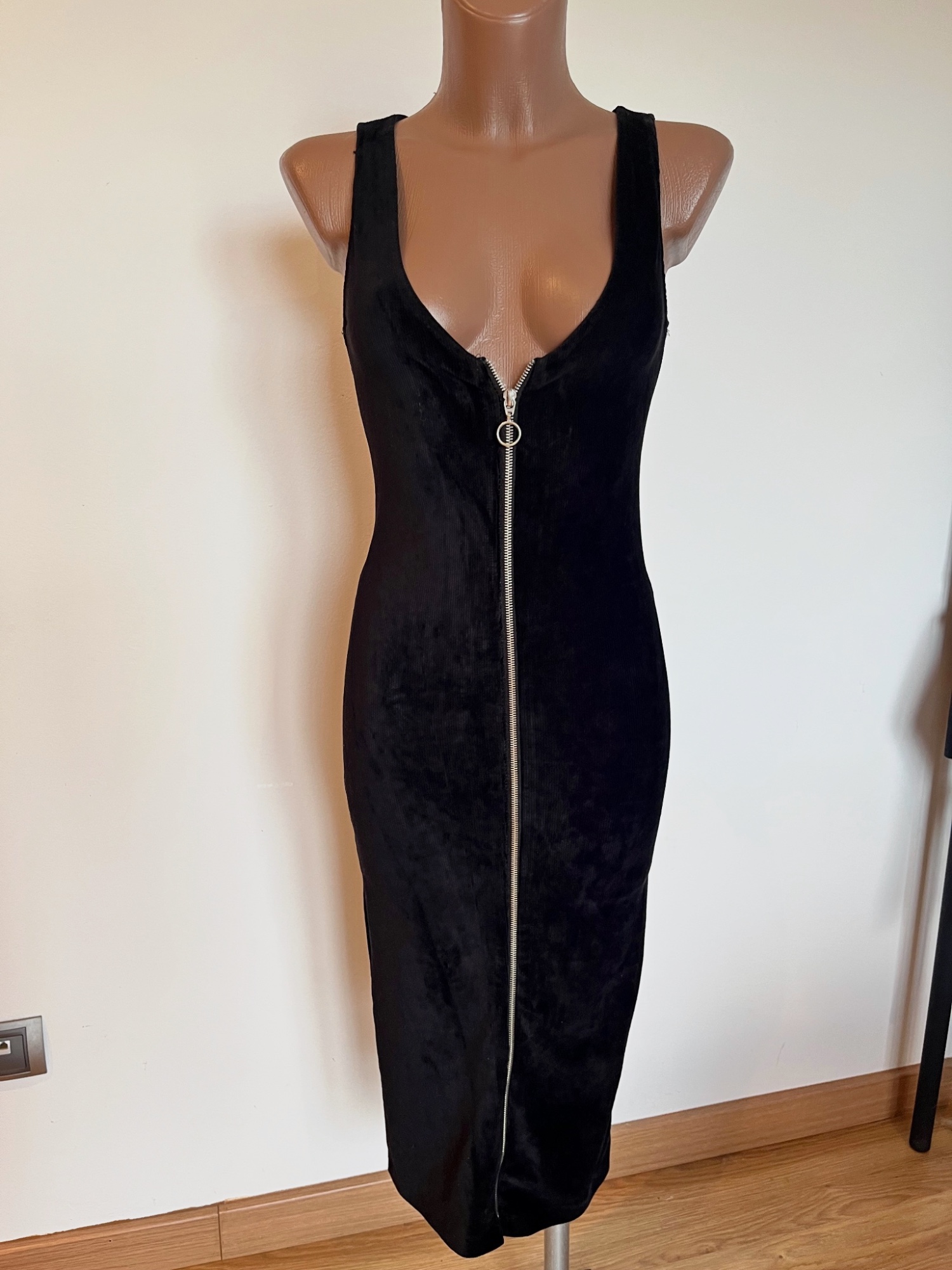Vestido negro Stradivarius S cremallera midi