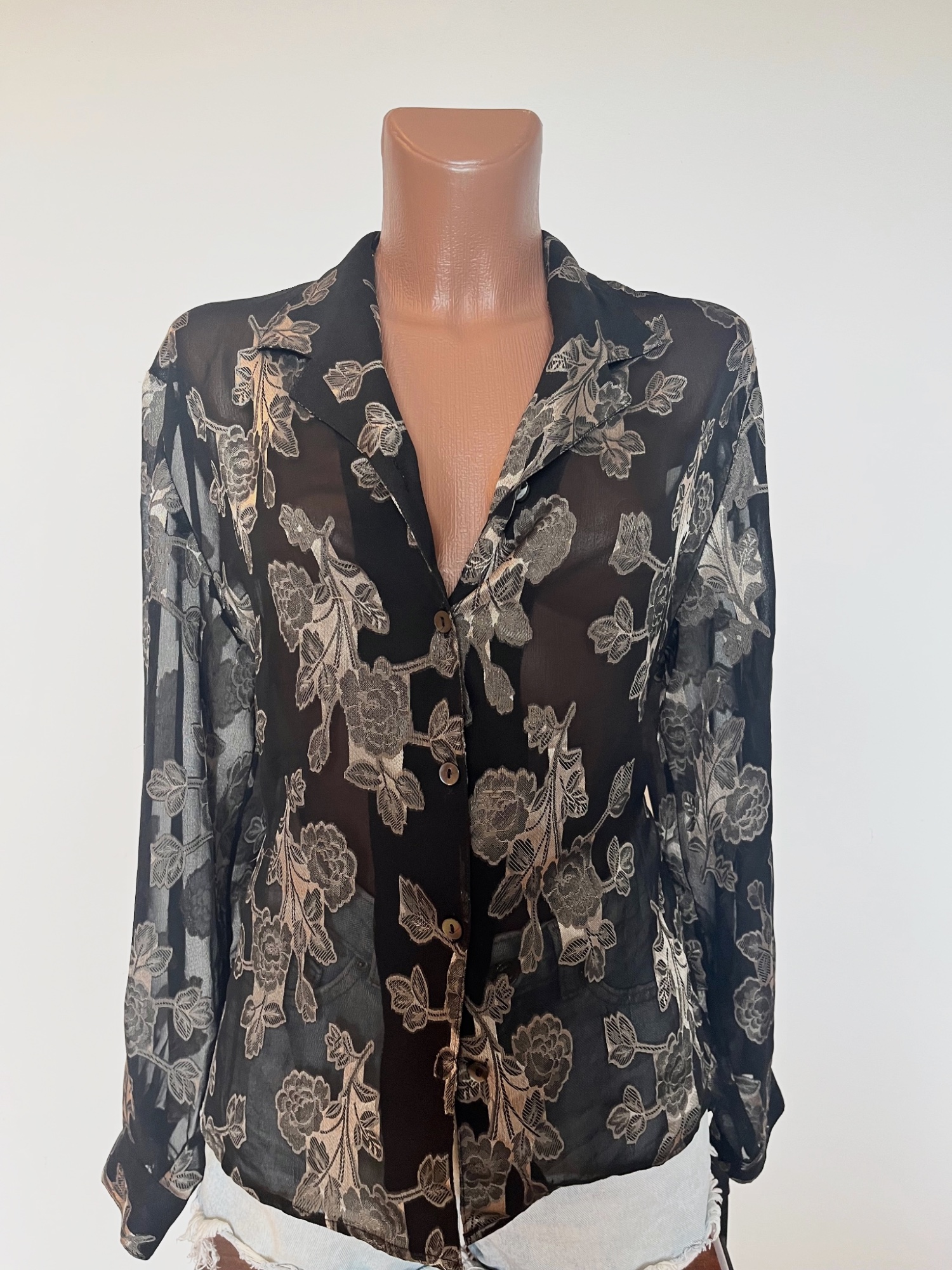 Camisa vintage negra semitransparente floral con solapas estilo retro