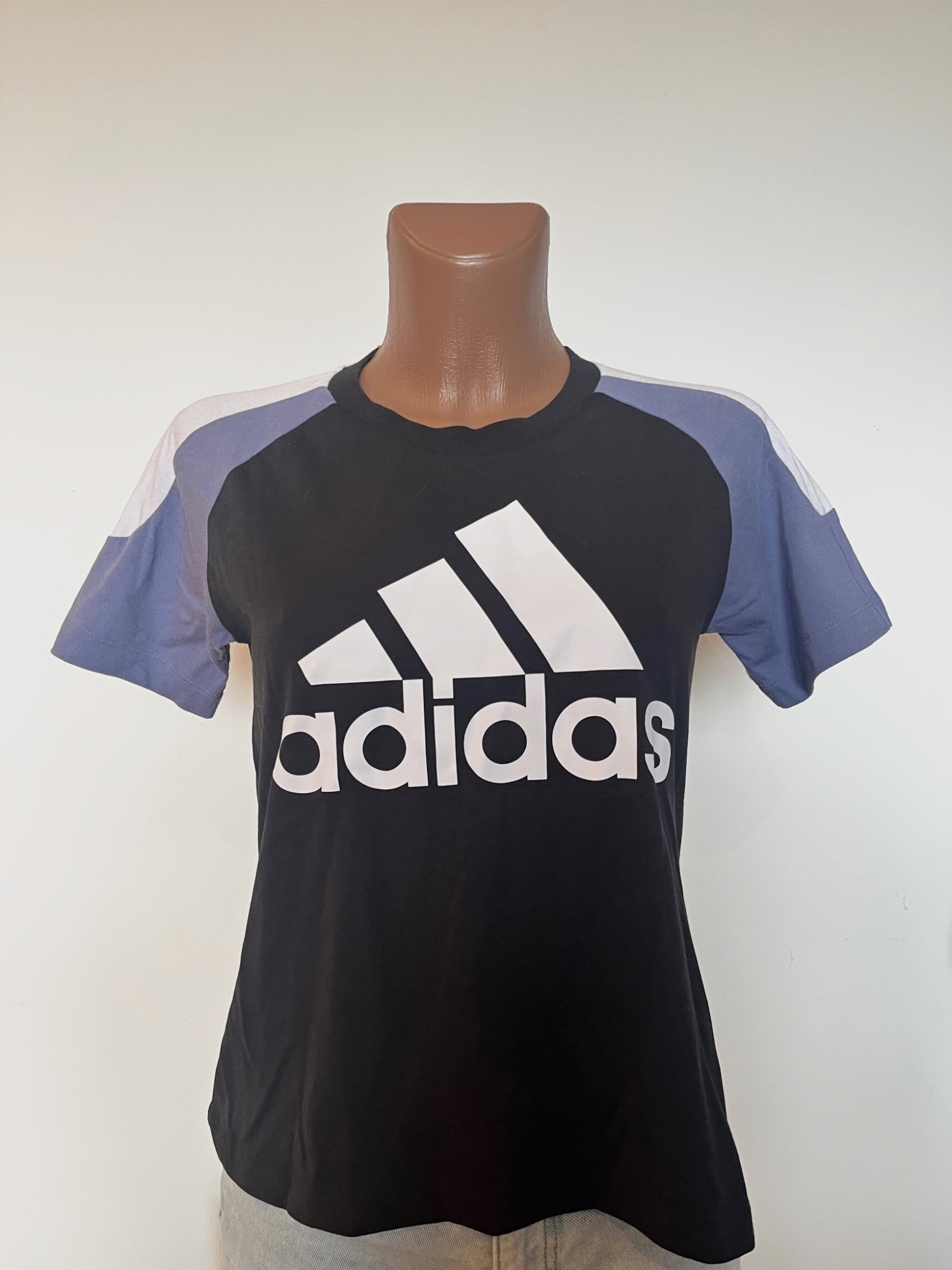 Adidas Primegreen XS camiseta deportiva negra azul manga raglán abertura lateral