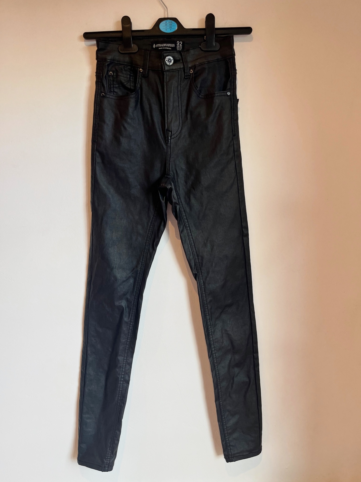 Stradivarius pantalón skinny efecto encerado negro