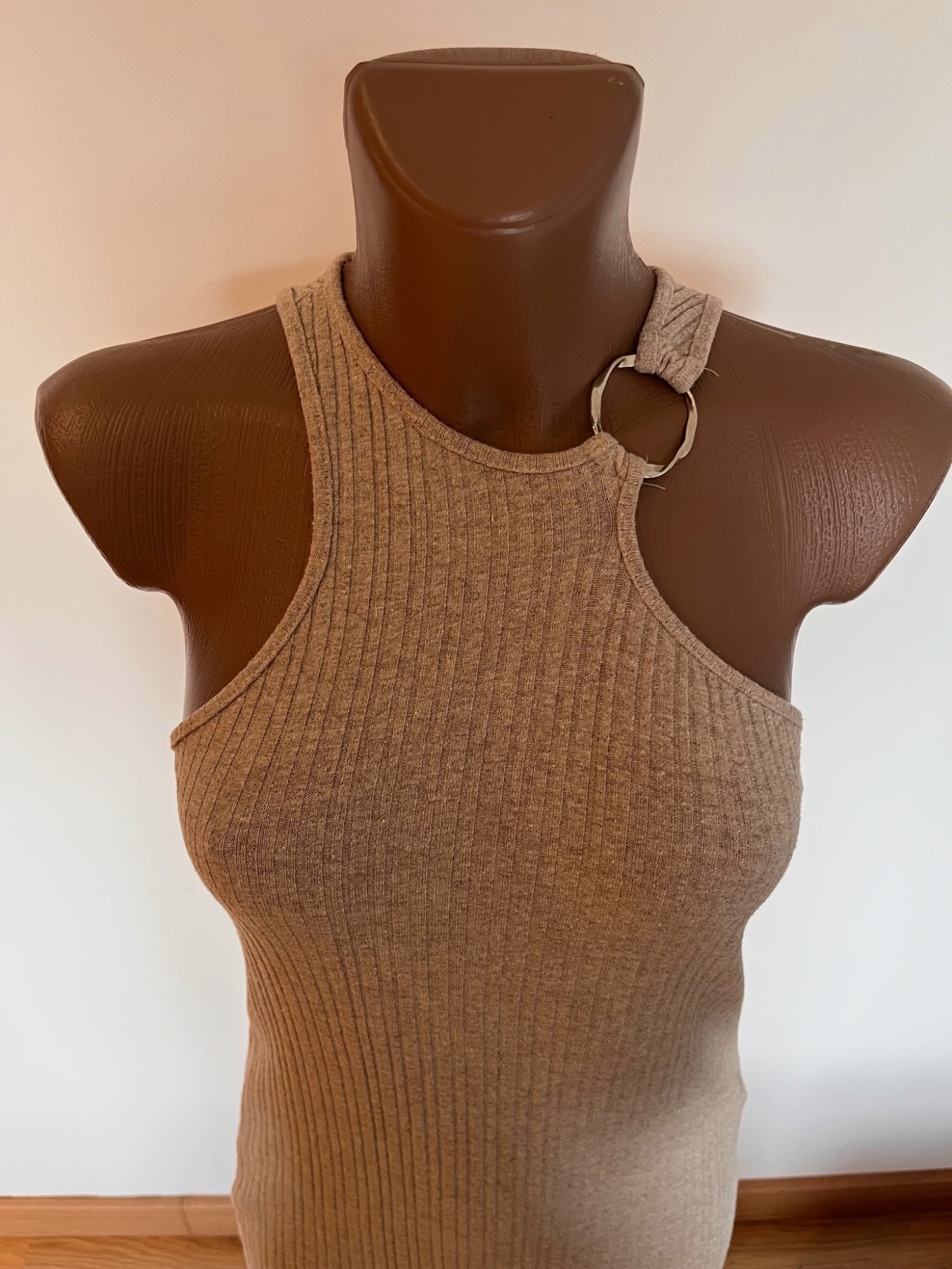 Vestido midi de punto canalé beige con detalle de aro - Stradivarius - Talla S