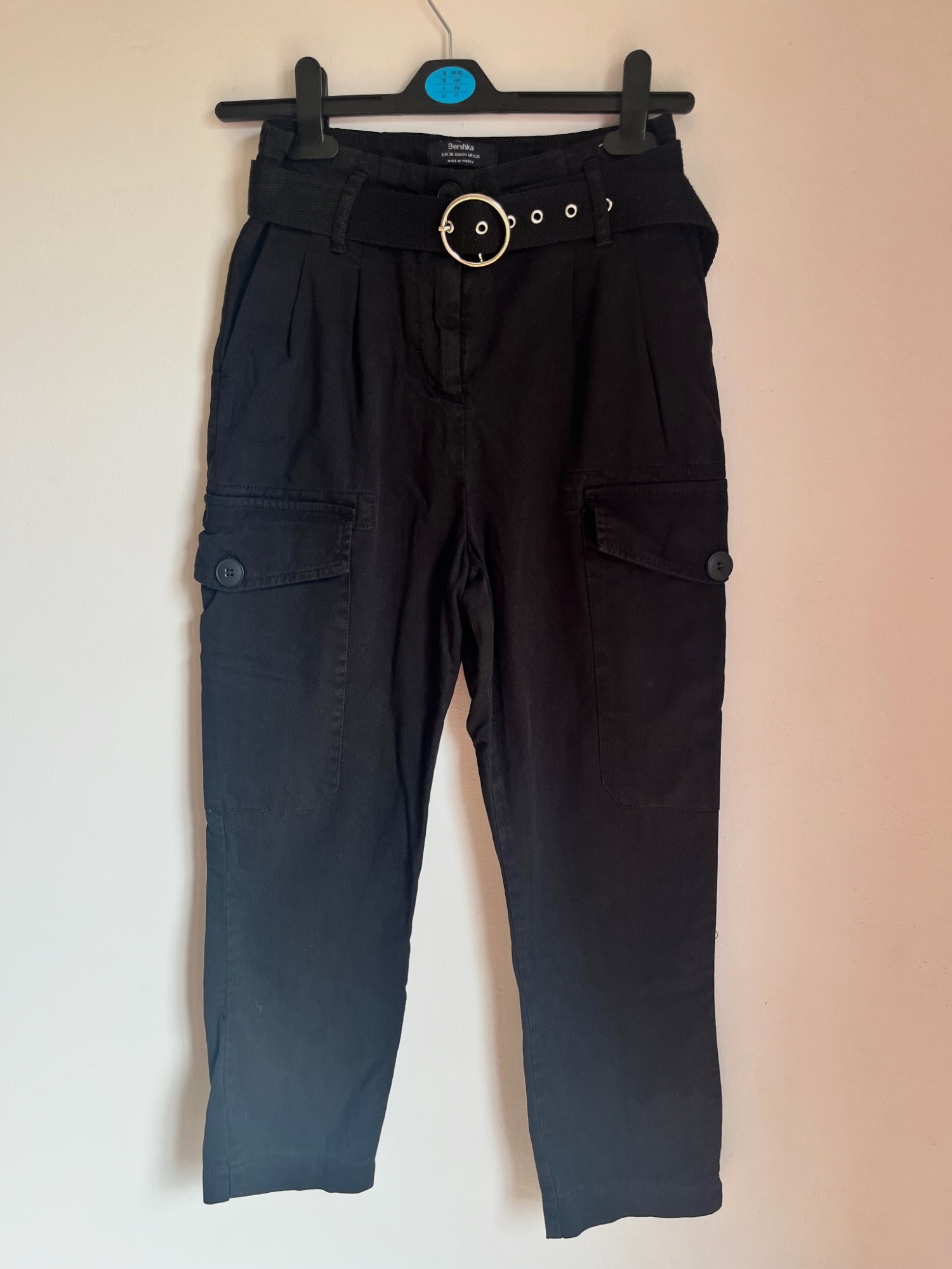 Bershka pantalón cargo negro cropped con cinturón talla 36