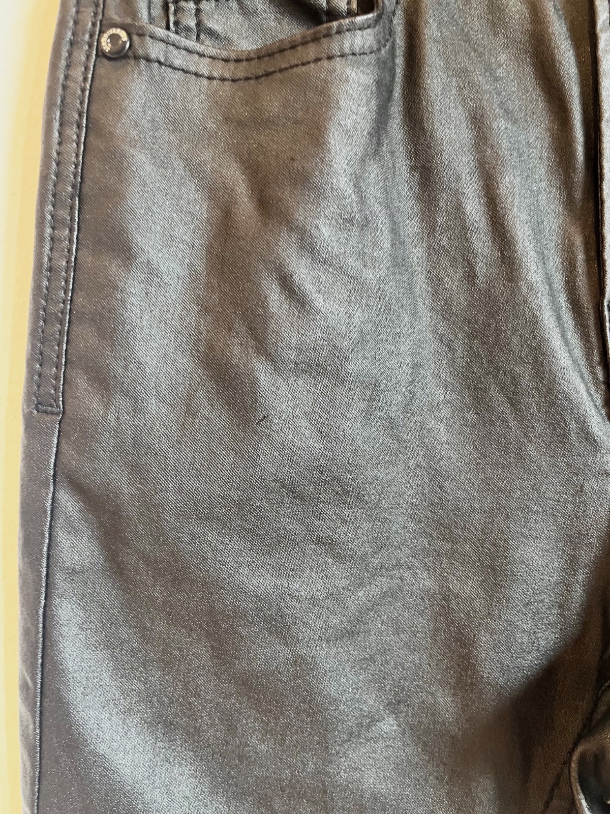 Stradivarius pantalón skinny efecto encerado negro – Stradivarius – taille Taille unique 3