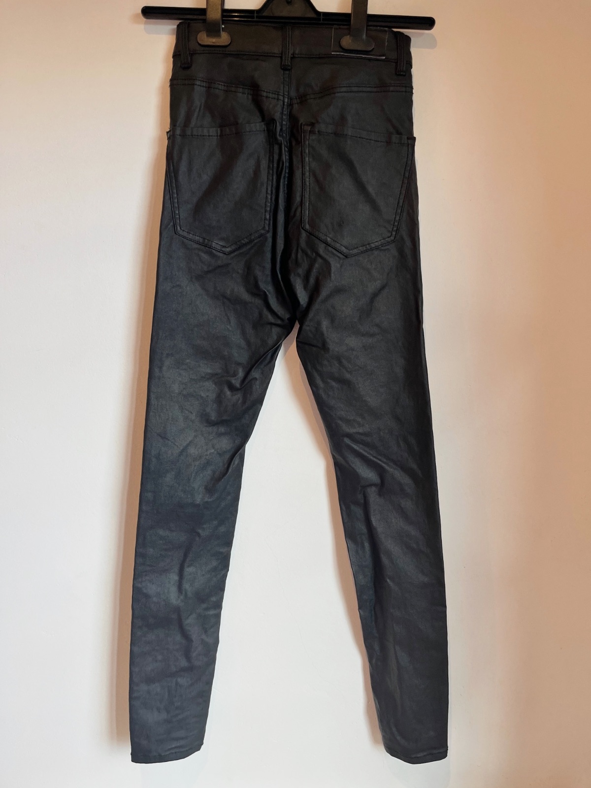 Stradivarius pantalón skinny efecto encerado negro – Stradivarius – taille Taille unique 2