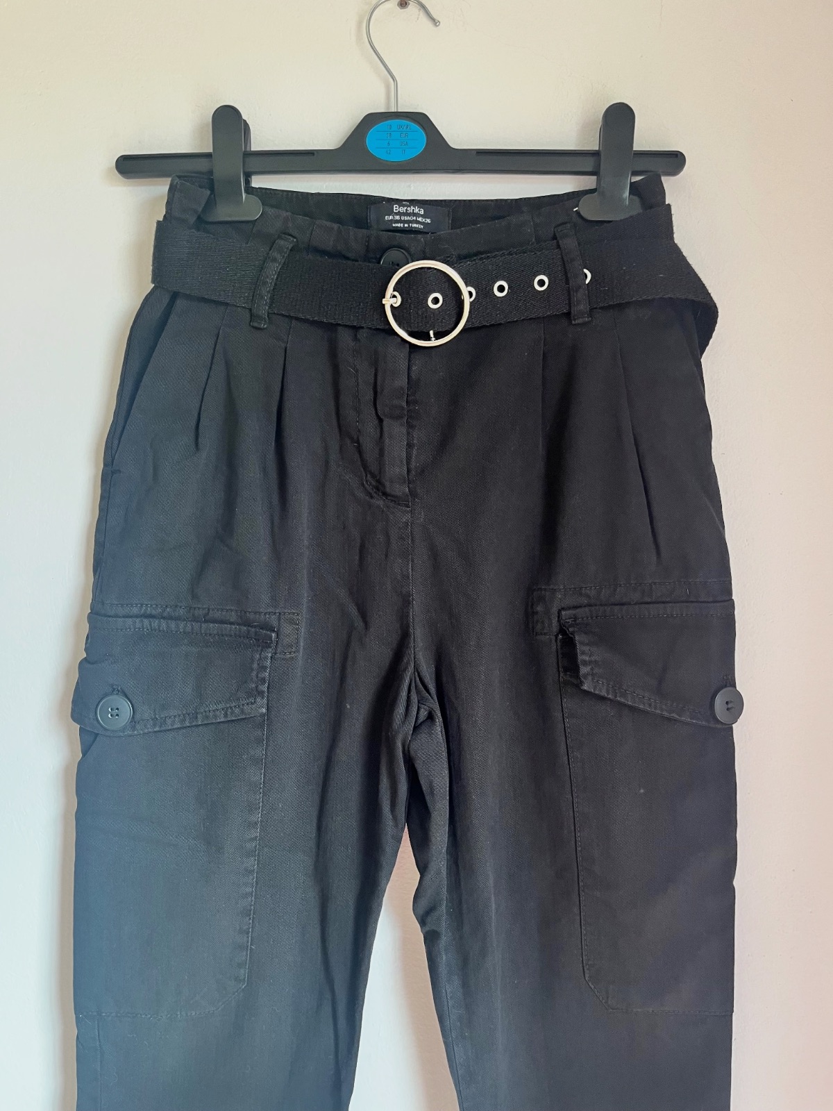 Bershka pantalón cargo negro cropped con cinturón talla 36 – Bershka – taille 36 2