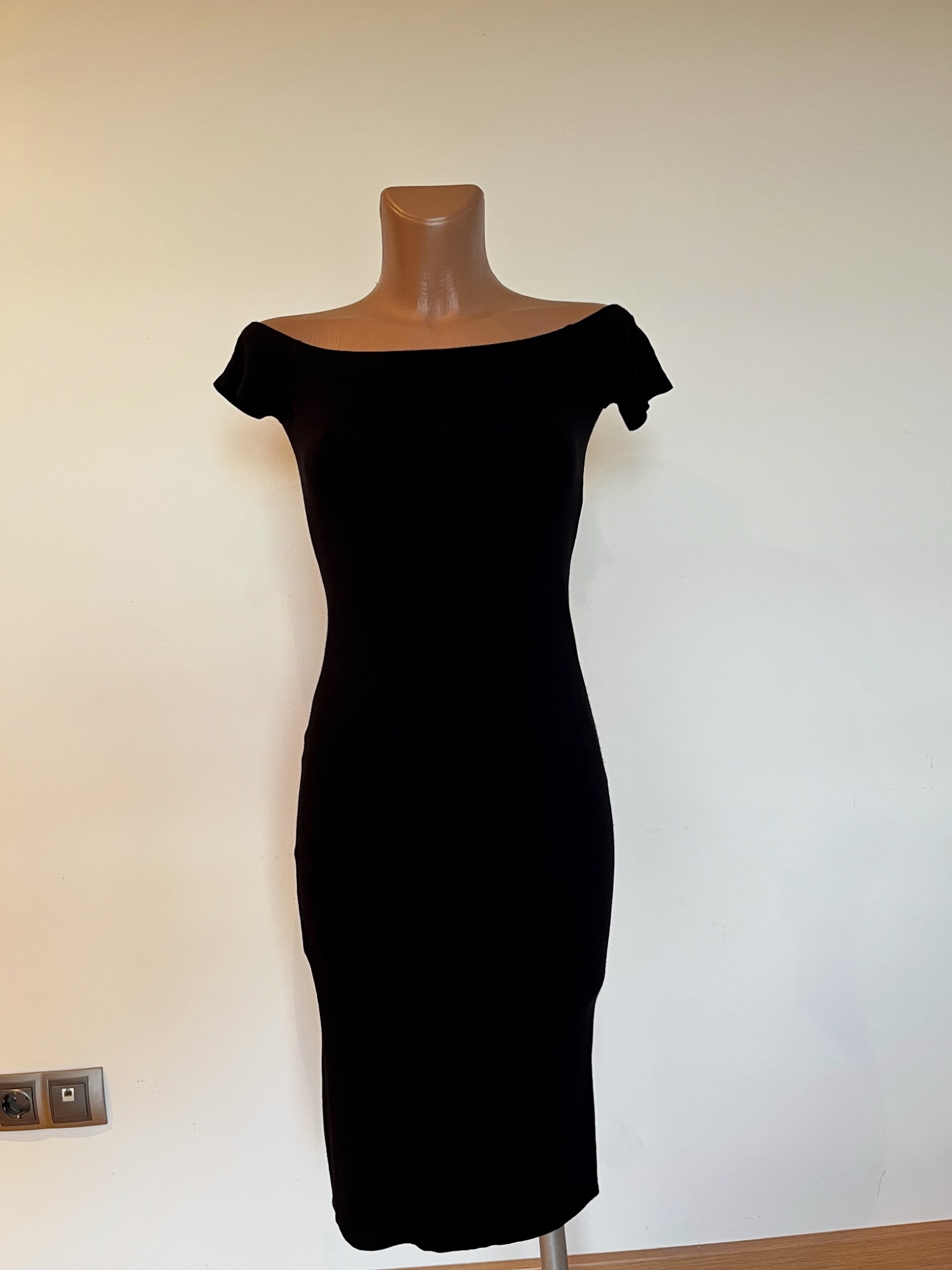 Bershka vestido midi negro bodycon hombros descubiertos talla S