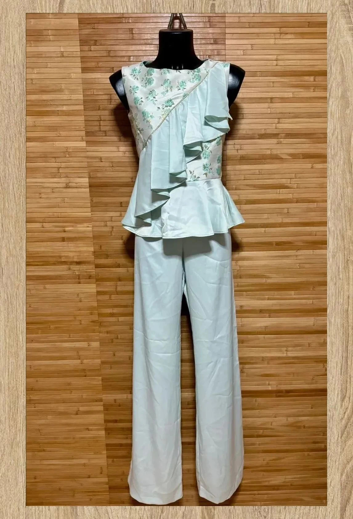 Espectacular traje ideal fiestas de marca Strena , talla M 😍