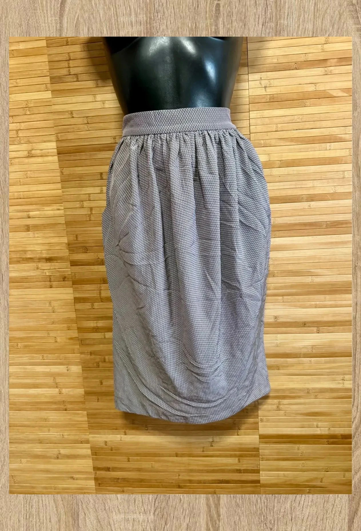 Espectacular falda seda 100% de la marca Lanvin , vintage , talla 40 😍