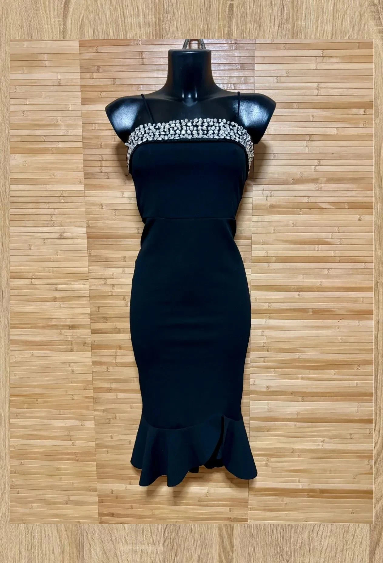 Divino vestido midi ajustado de marca quiz talla 40 😍