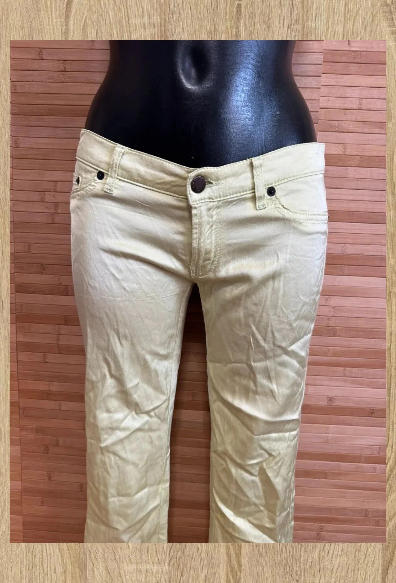 Divino pantalón croped cintura baja , tela satinada, marca Red Valentino , talla 38 😍 – Valentino – taille M / 38 / 10 3