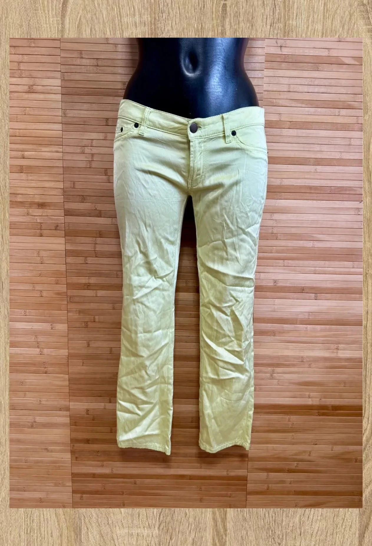Divino pantalón croped cintura baja , tela satinada, marca Red Valentino , talla 38 😍