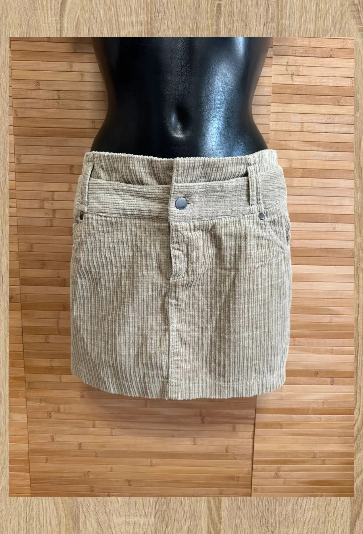 Divina mini falda pana , cintura baja , estilo vintage , marca Ichi , talla M 😍