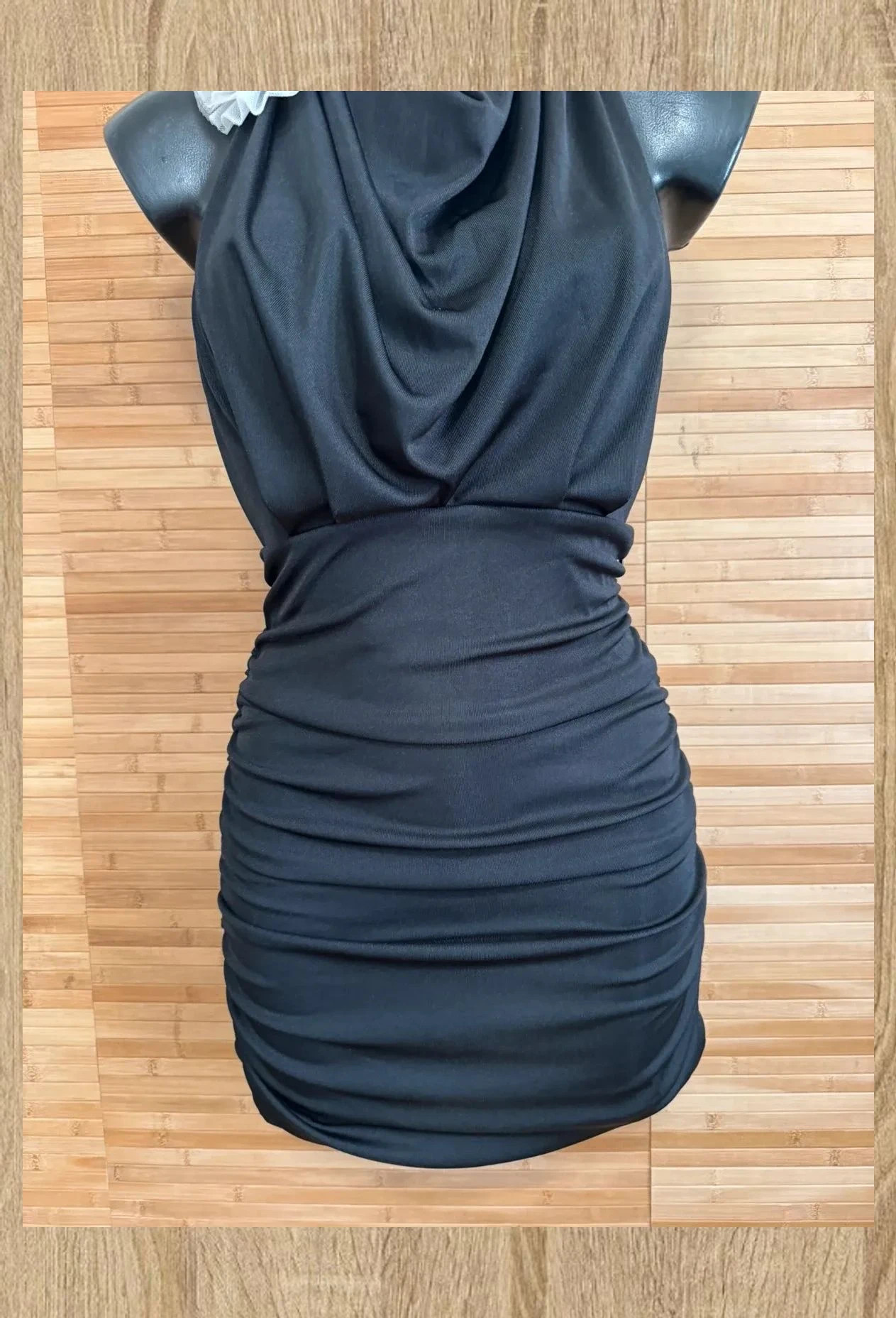 Espectacular vestido drapeado con flor blanca , de Zara , talla XS 😍 – Zara – taille XS / 34 / 6 2