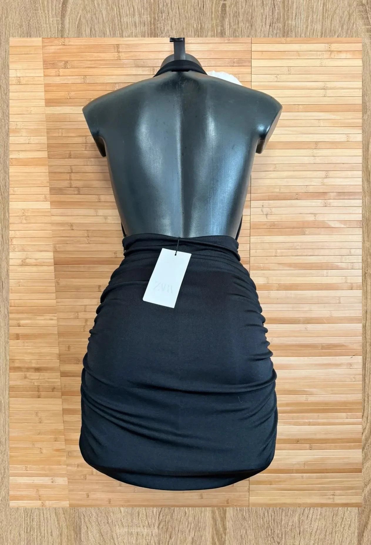 Espectacular vestido drapeado con flor blanca , de Zara , talla XS 😍 – Zara – taille XS / 34 / 6 5