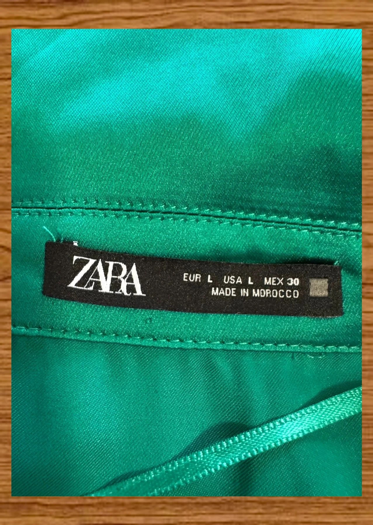 Vestido Verde escote cruzado con pluma en mangas de Zara , talla L 😍 – Zara – taille L / 40 / 12 5