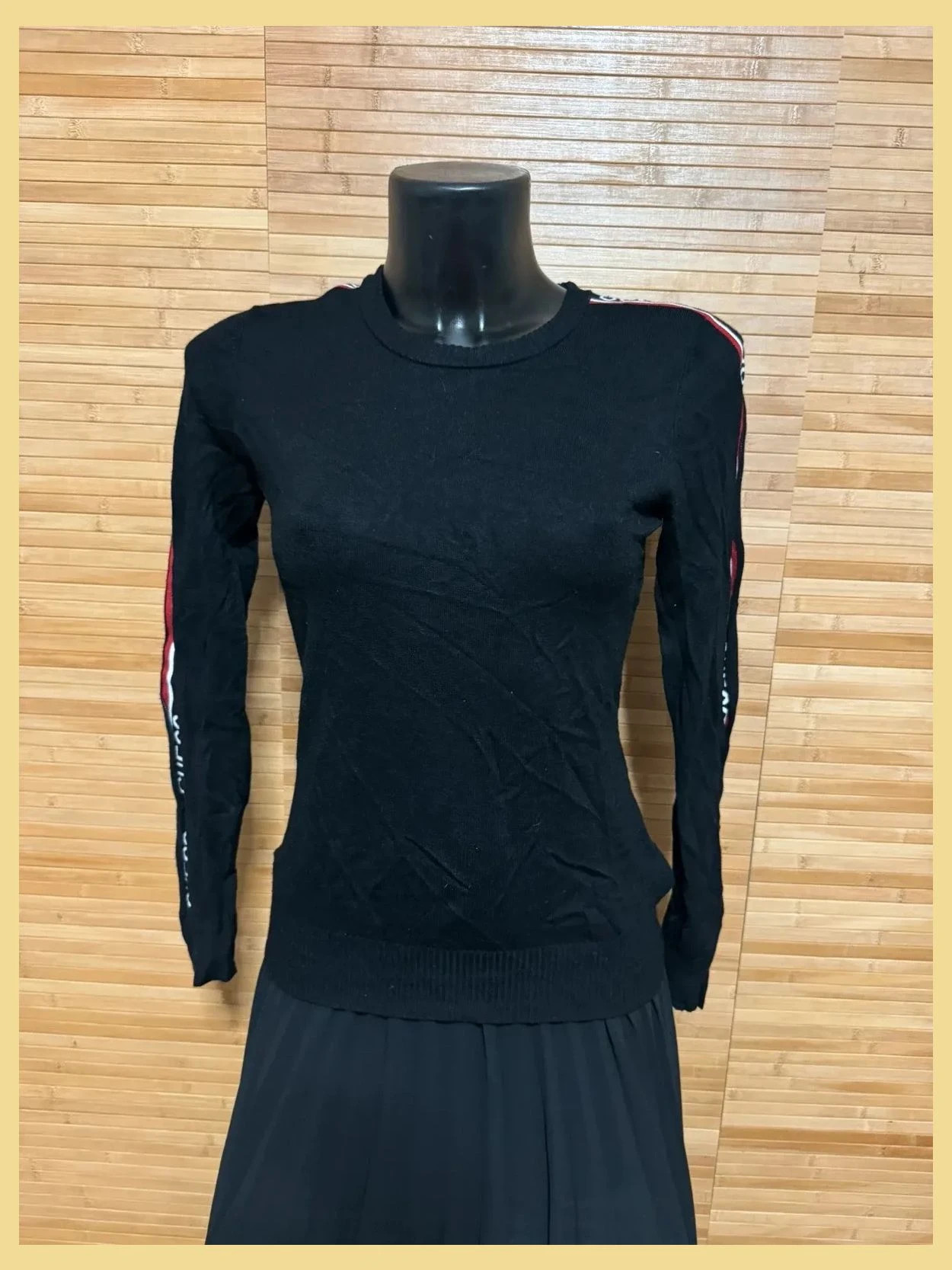 Jersey negro marca Guess talla M 😍